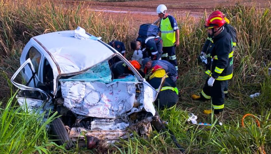 Colisão frontal entre carro e caminhão deixa motorista ferido