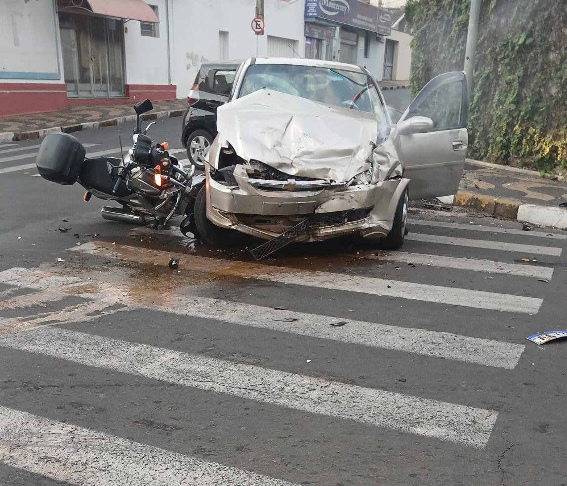 Acidente no semáforo do Jd. Velho envolve dois carros e uma moto