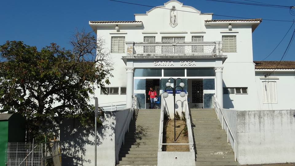 Vendaval derruba árvores, causa queda de energia e deixa Santa Casa no escuro