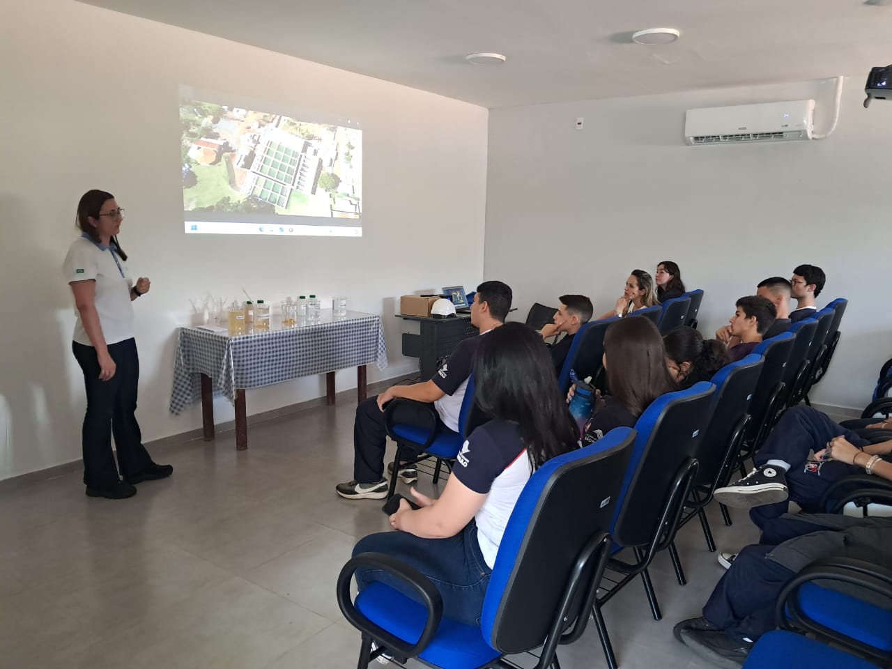 ​Estudantes do curso de Meio Ambiente da ETEC fazem visita técnica à ETA