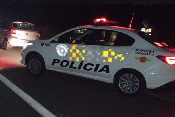 Policia Rodoviaria recupera carro após perseguição